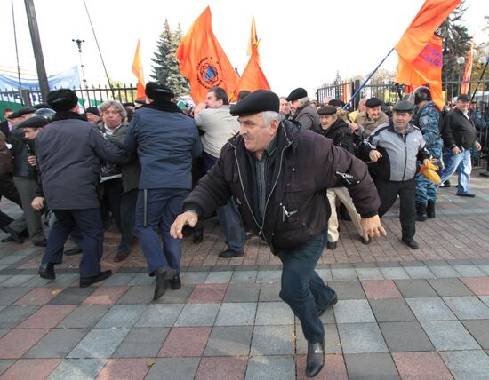 В Киеве чернобыльцы штурмуют Верховную Раду