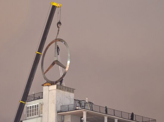 Знак Mercedes демонтирован с крыши "Дома на набережной"