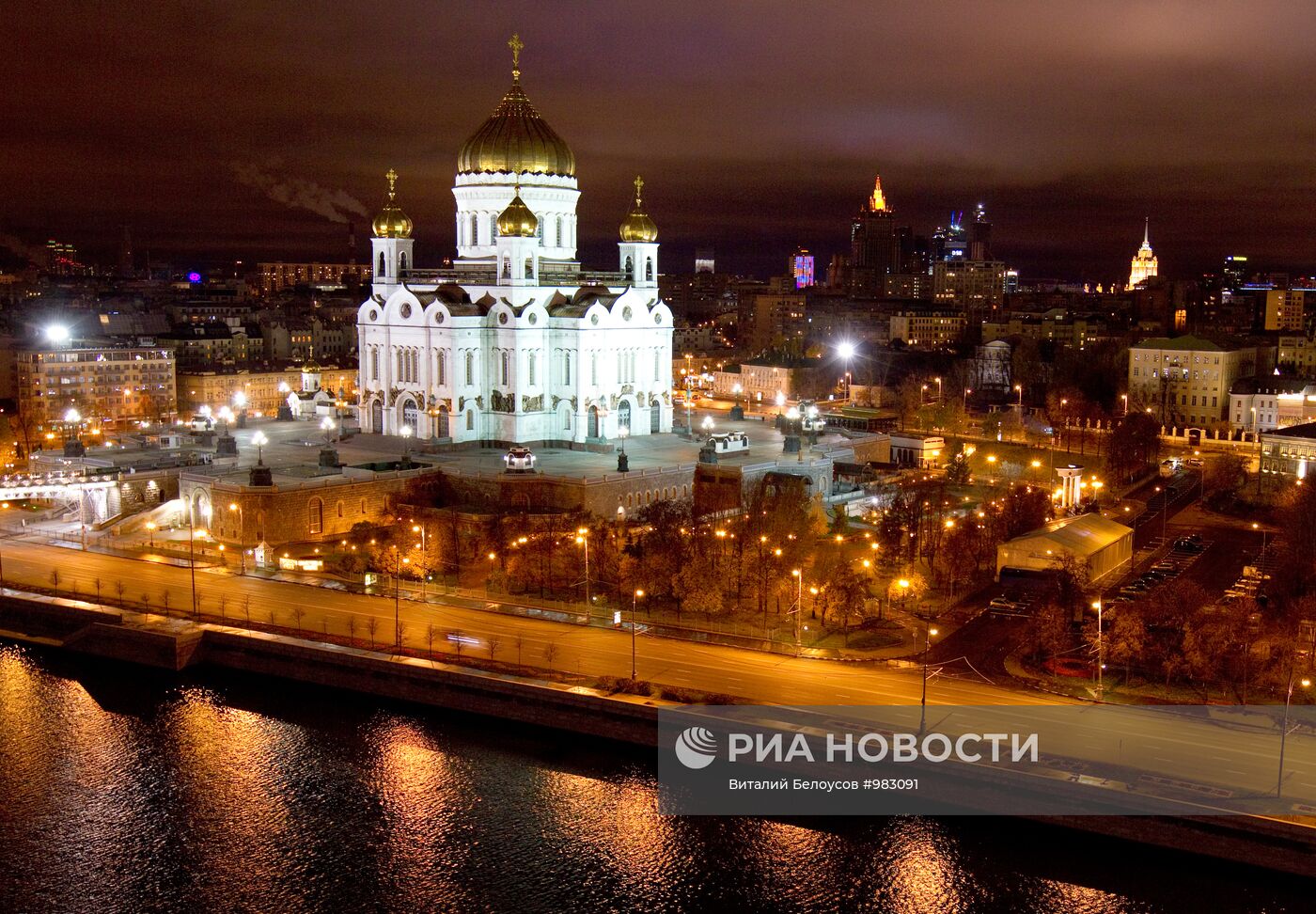 Вид на ночную Москву с крыши "Дома на набережной"