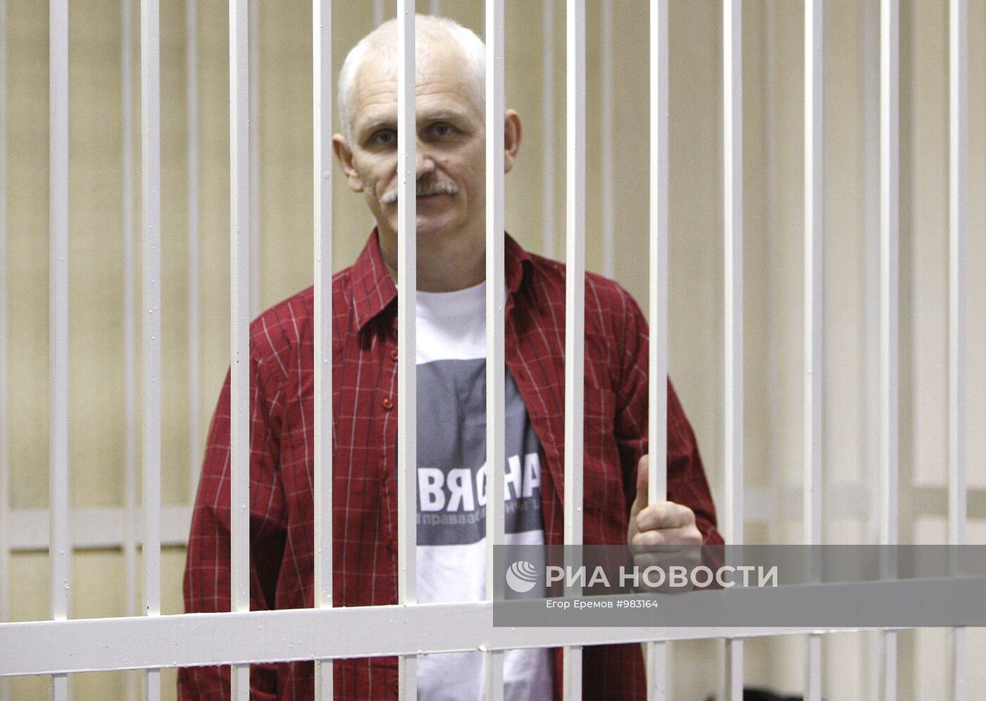 Суд над правозащитником Алексеем Беляцким в Минске