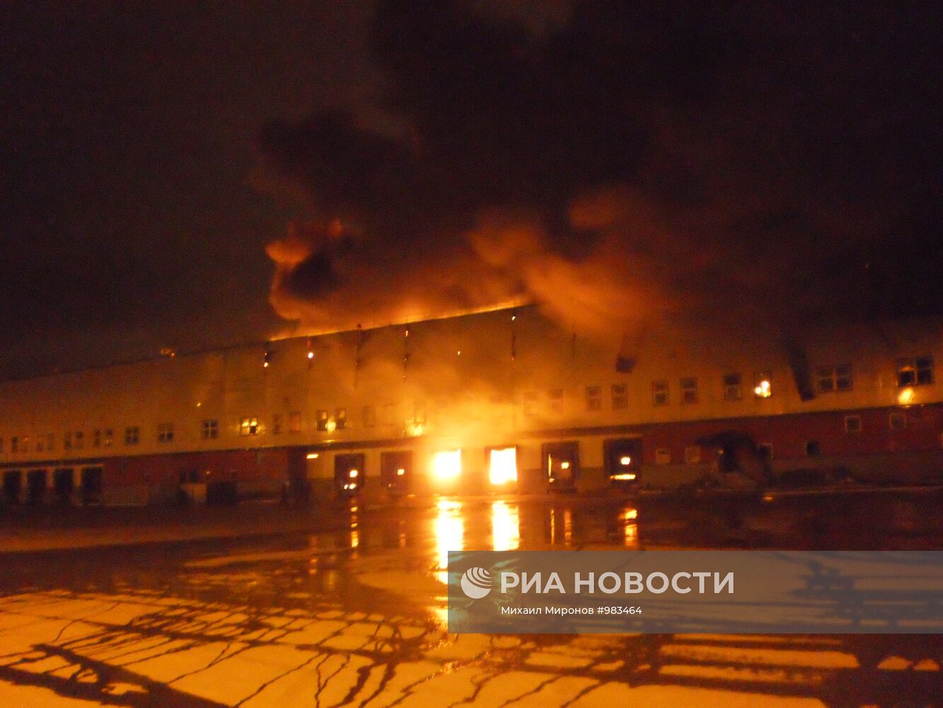 Пожар на складе автозапчастей в подмосковном поселке Томилино