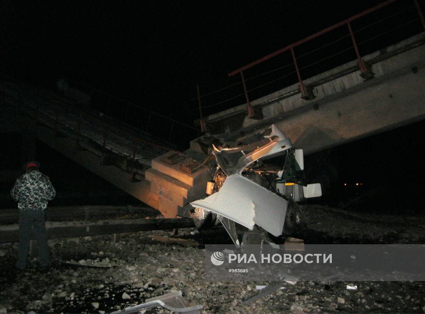 Железнодорожный мост обрушился на автотрассу Екатеринбург-Пермь