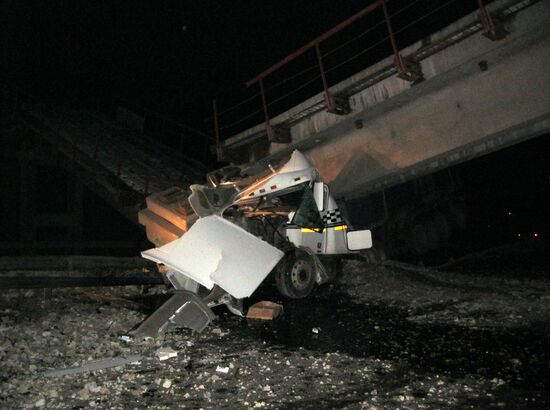Железнодорожный мост обрушился на автотрассу Екатеринбург-Пермь