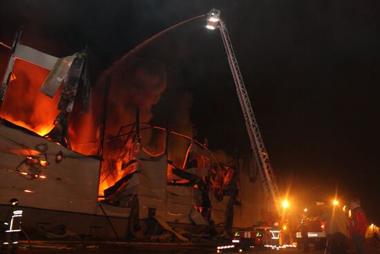 Пожар на складе автозапчастей в подмосковном поселке Томилино