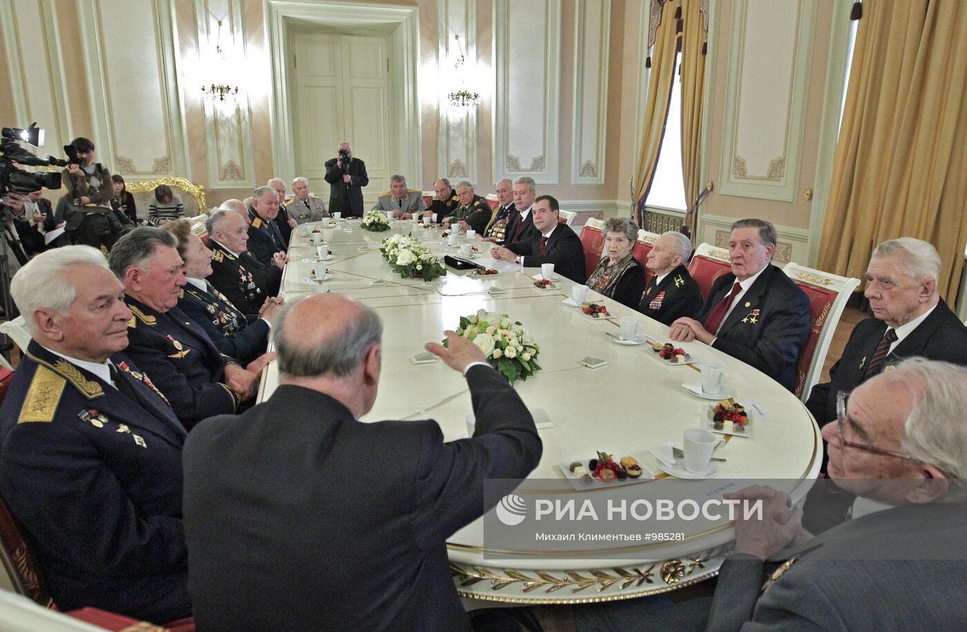 Д.Медведев поздравил ветеранов ВОВ с Днем воинской славы
