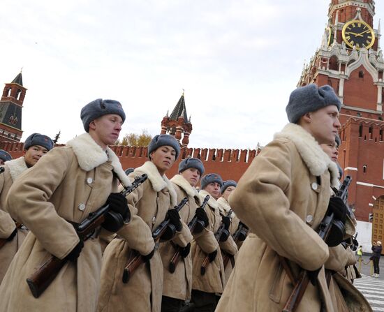 Годовщина парада на красной площади. Участник парада 1941 года в Москве. Марш трудовых резервов на красной площади. Сибиряки с парада 7 ноября на франки. Романтик пара на красной площади зимой.