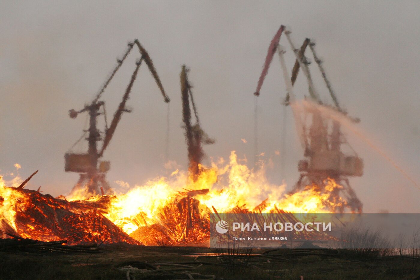 Пожар в порту Архангельска