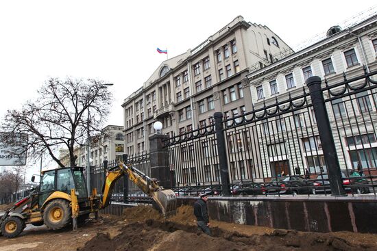 Демонтаж строительного забора на Старой площади в Москве