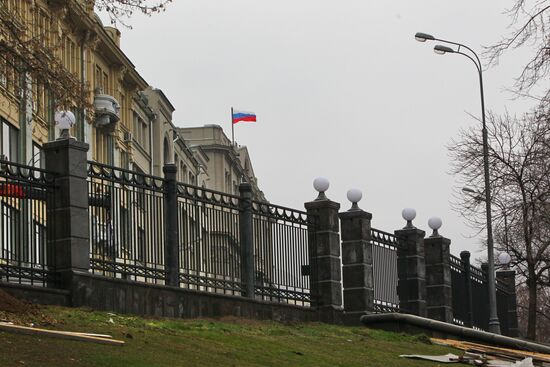 Демонтаж строительного забора на Старой площади в Москве
