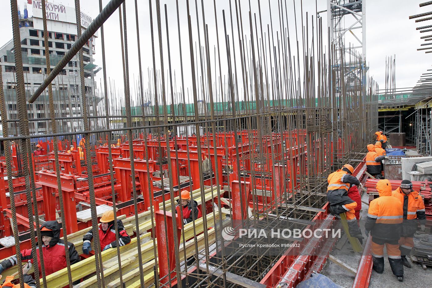 Строительство высотных зданий комплекса "Москва-Сити"