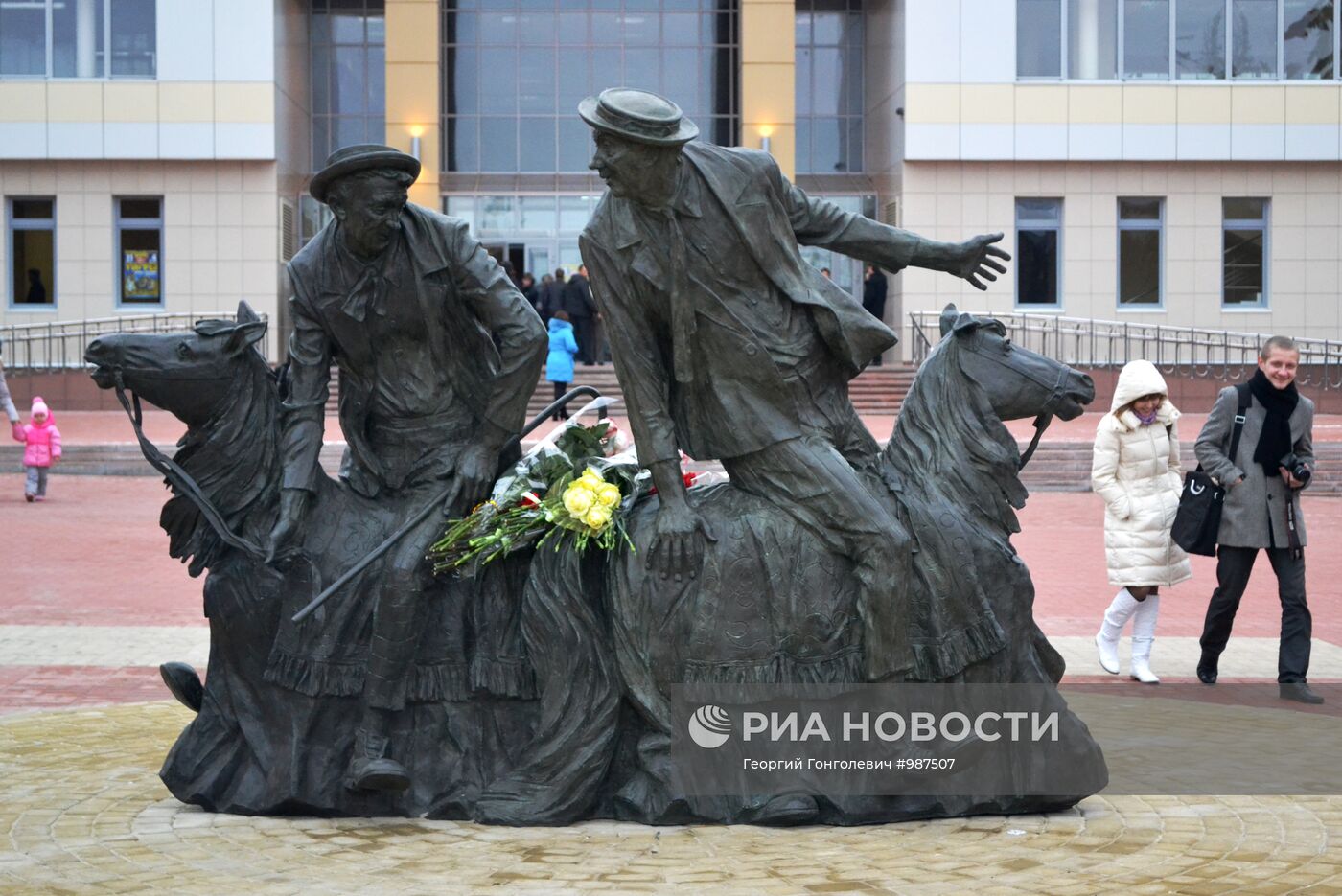 Памятник артистам Юрию Никулину и Михаилу Шуйдину в Курске