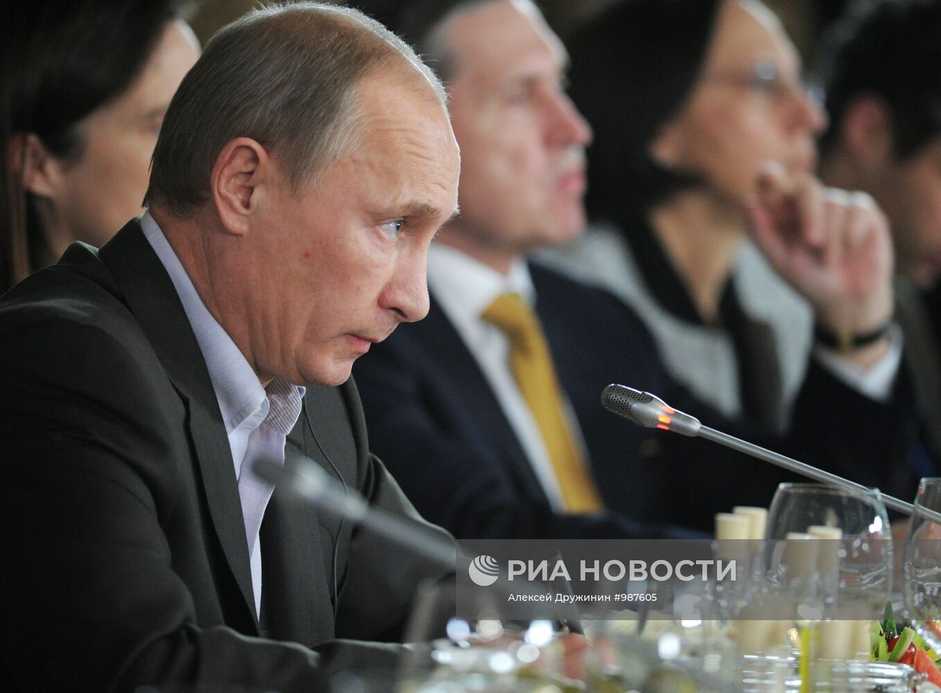 В. Путин встретился с членами дискуссионного клуба "Валдай"