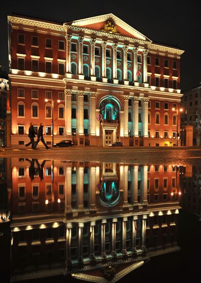 Художественная подсветка здания мэрии в Москве