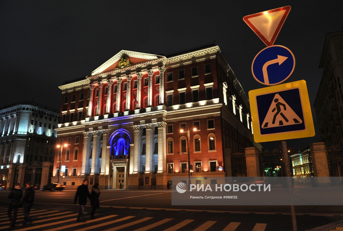 Художественная подсветка здания мэрии в Москве