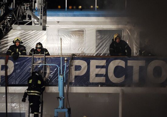 Пожар на борту трехпалубного теплохода "Сергей Абрамов" в Москве
