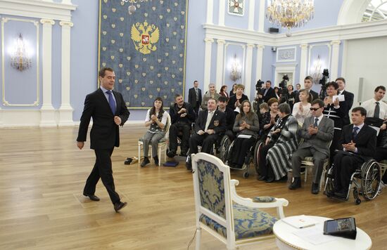 Д.Медведев встрпетился с инвалидами