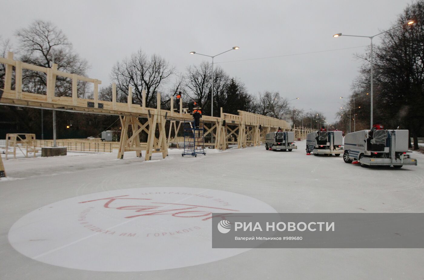 Строительство катка в ЦПКиО имени Горького в Москве