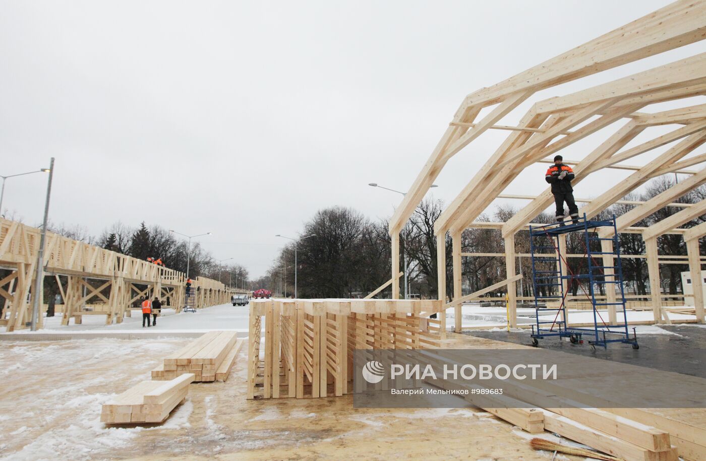Строительство катка в ЦПКиО имени Горького в Москве