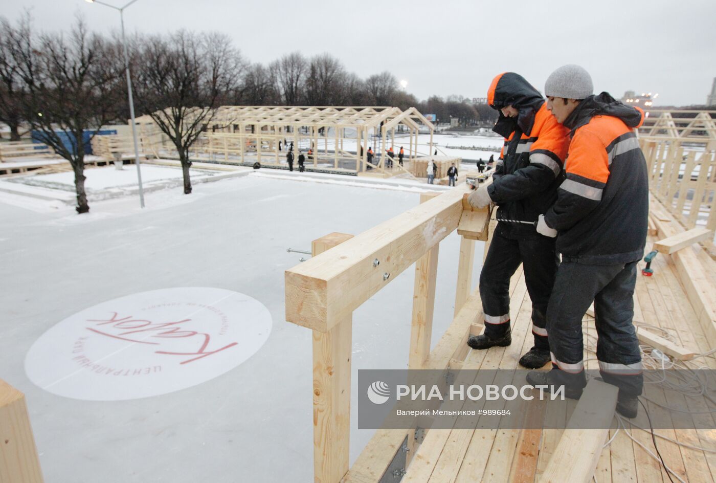 Строительство катка в ЦПКиО имени Горького в Москве