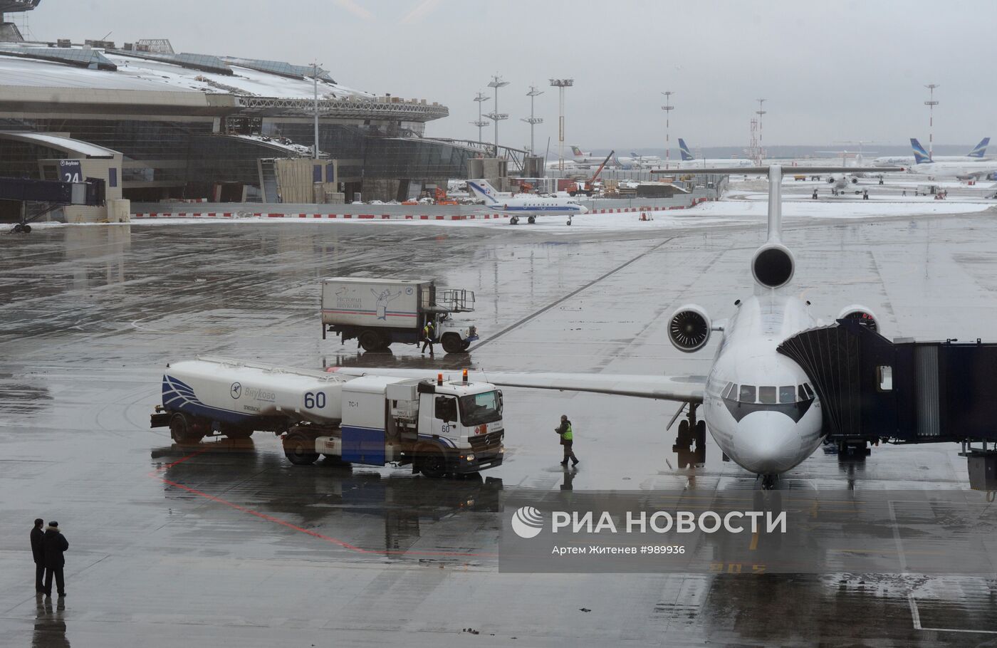 Самолет "Як-42" в международном аэропорту "Внуково"
