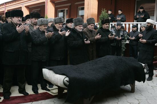 Похороны чеченского поэта Руслана Ахтаханова
