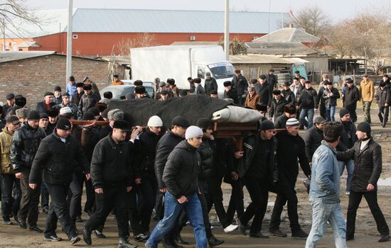 Похороны чеченского поэта Руслана Ахтаханова