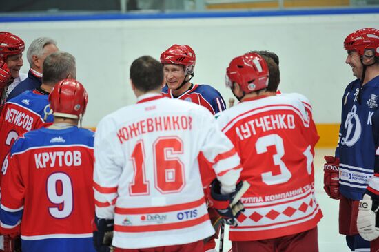 В.Путин на тренировке с хоккеистами клуба "Легенды хоккея СССР"