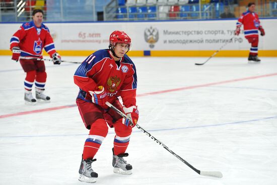 В.Путин на тренировке с хоккеистами клуба "Легенды хоккея СССР"