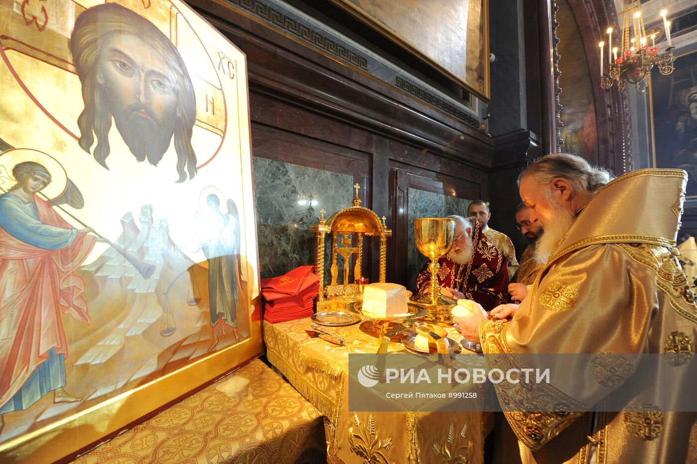 Богослужение по случаю 65-летия Святейшего Патриарха Кирилла