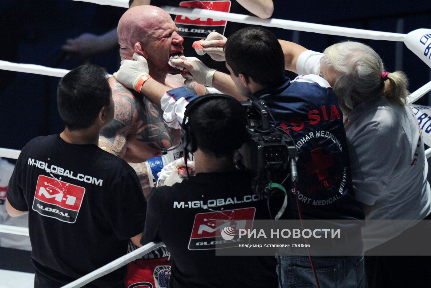 Смешанные единоборства. Поединок между Емельяненко и Монсоном