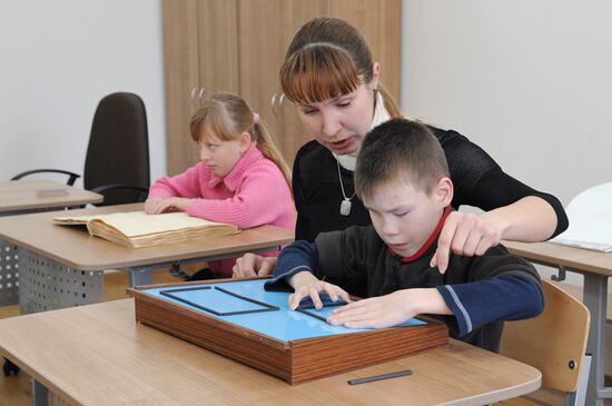 Работа специализированной школы для слепых и слабовидящих детей