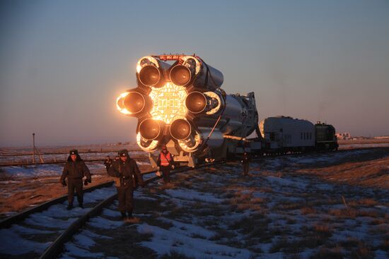 Вывоз ракеты "Протон" с космическим аппаратом AsiaSat 7