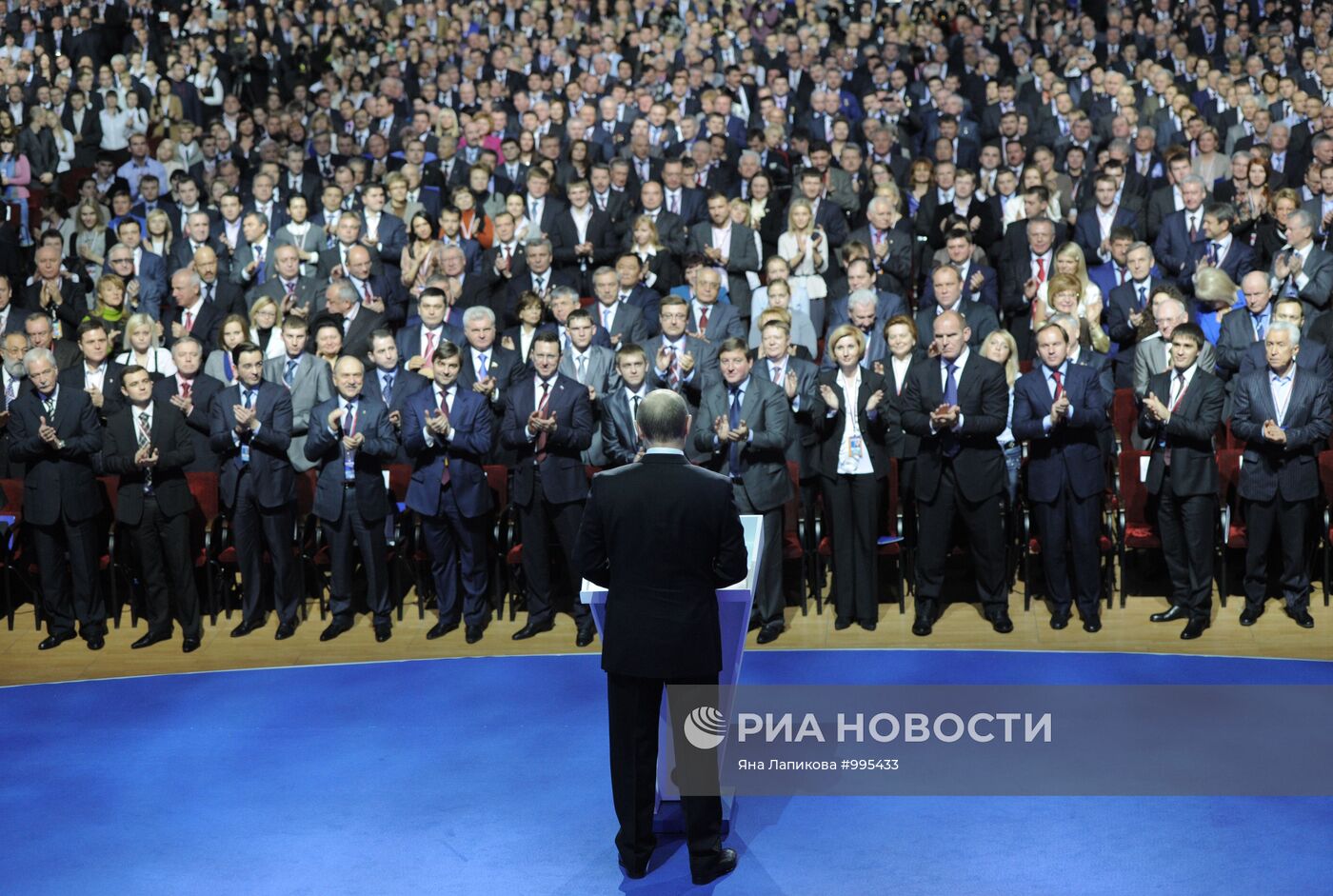 Политический лидер единая. Выступление политика. Национальные элиты России. Путинские чиновники. Толпа чиновников.