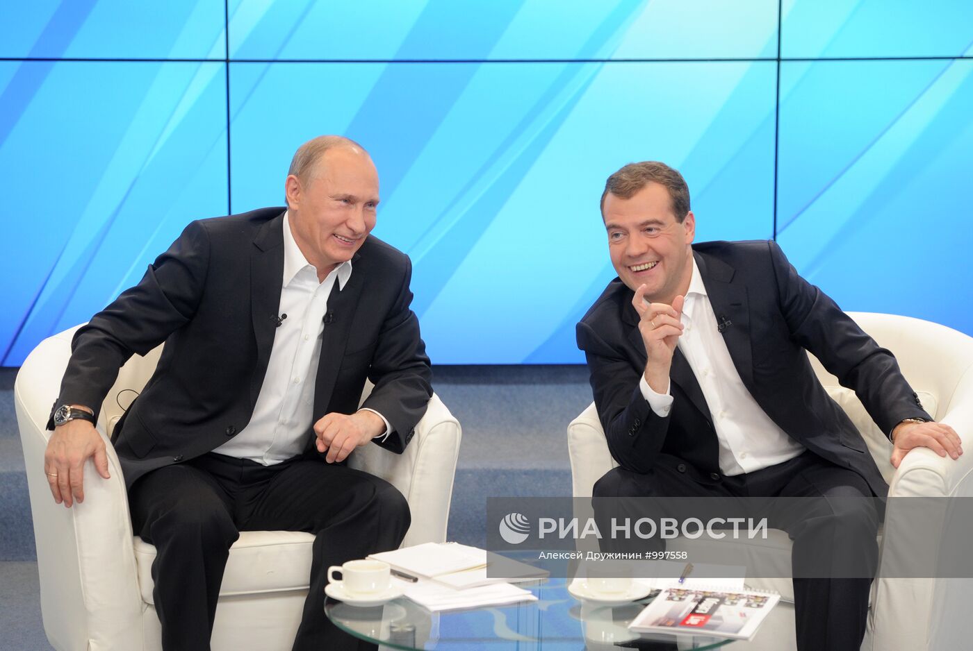 Д.Медведев и В.Путин встретились с избирателями в Москве