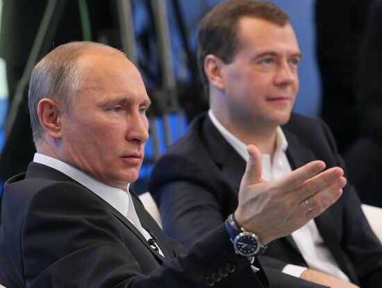 Д.Медведев и В.Путин встретились с избирателями в Москве