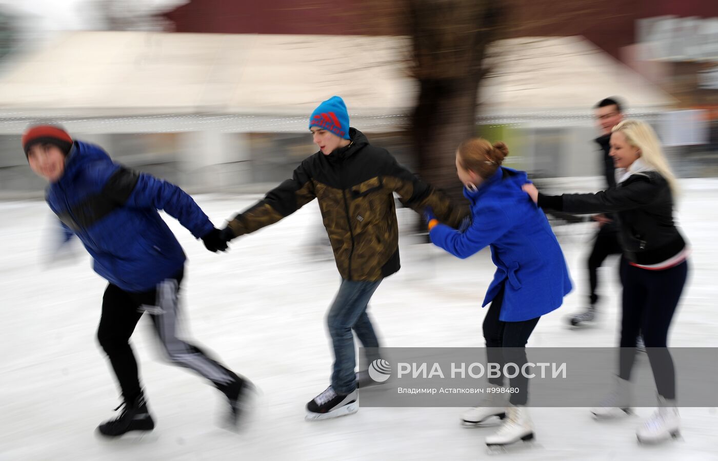 Каток в московском саду "Эрмитаж"