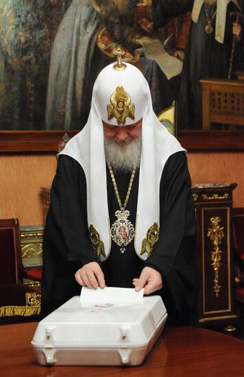 Патриарх Кирилл принимает участие в выборах депутатов Госдумы РФ