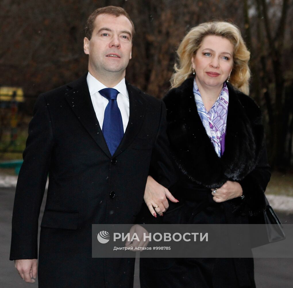Д.Медведев с супругой голосуют на выборах депутатов Госдумы РФ