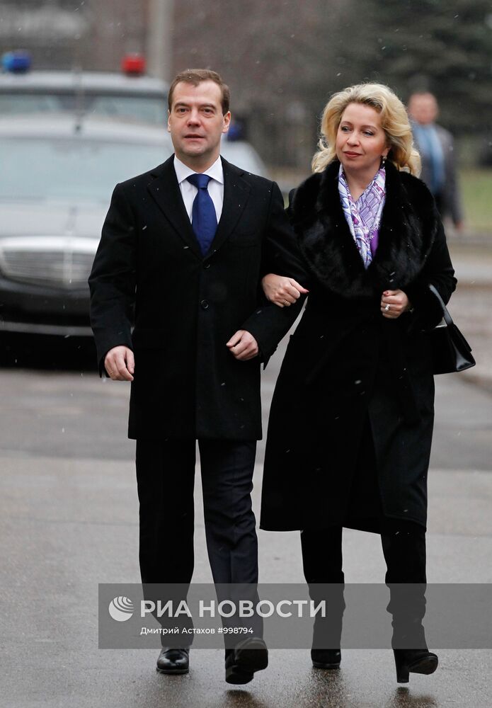 Д.Медведев с супругой голосуют на выборах депутатов Госдумы РФ