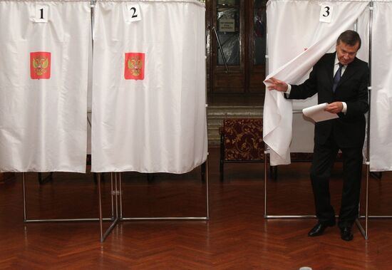 В.Зубков участвует в голосовании на выборах депутатов Госдумы РФ