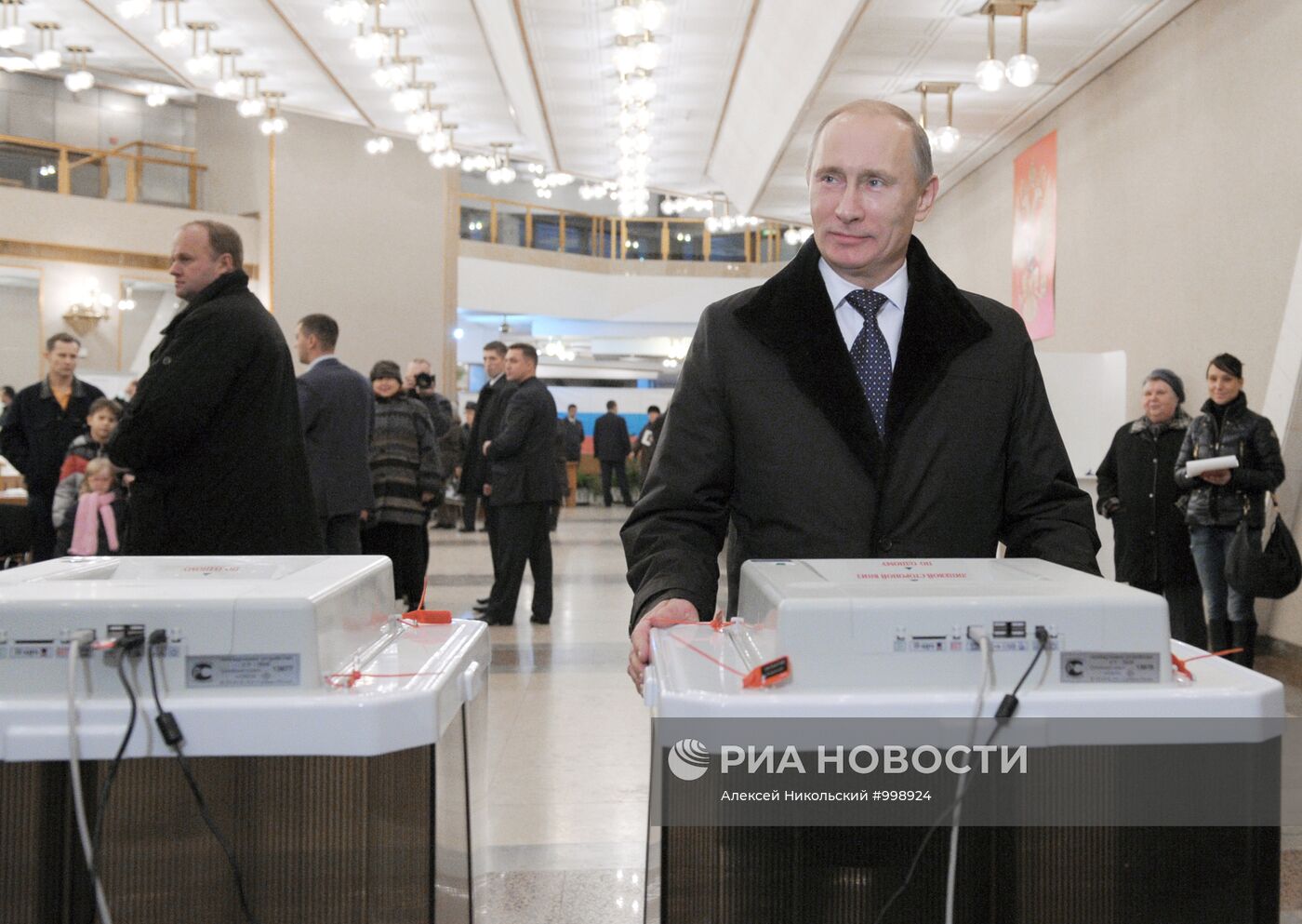 В.Путин голосует на выборах депутатов Госдумы РФ