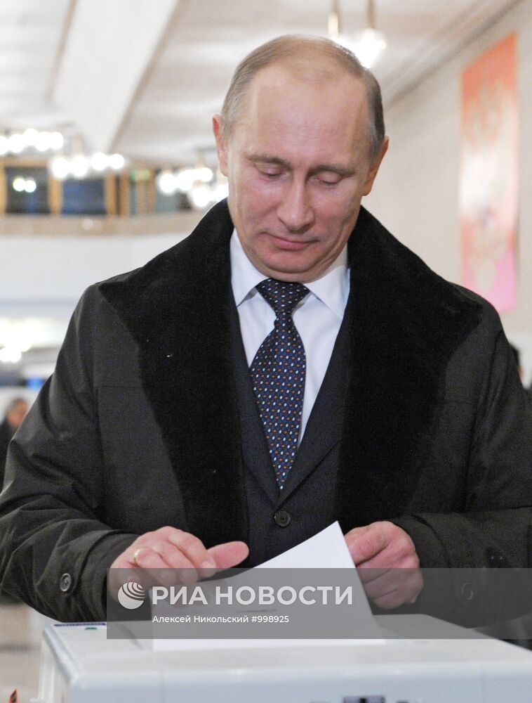 В.Путин голосует на выборах депутатов Госдумы РФ