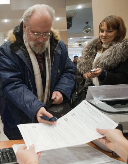 В.Чуров на избирательном участке "Лев Толстой" в Ясной Поляне