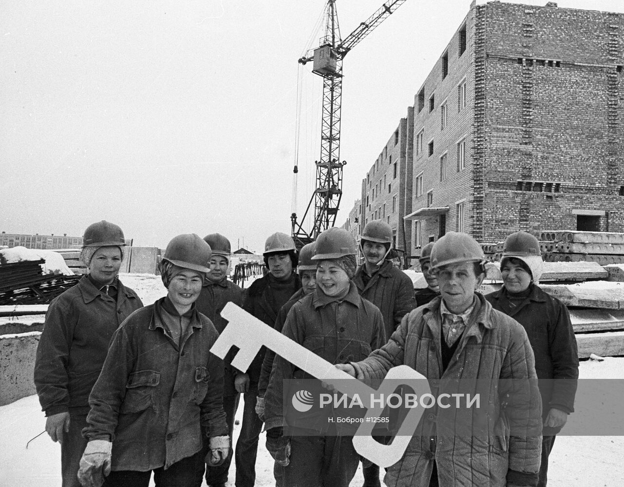 СТРОИТЕЛИ НОВОСЕЛЫ КЛЮЧ «ТУНДРА» | РИА Новости Медиабанк