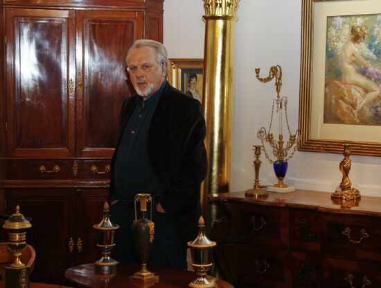 Закрытый показ экспонатов 33-го Российского антикварного салона | РИА ...