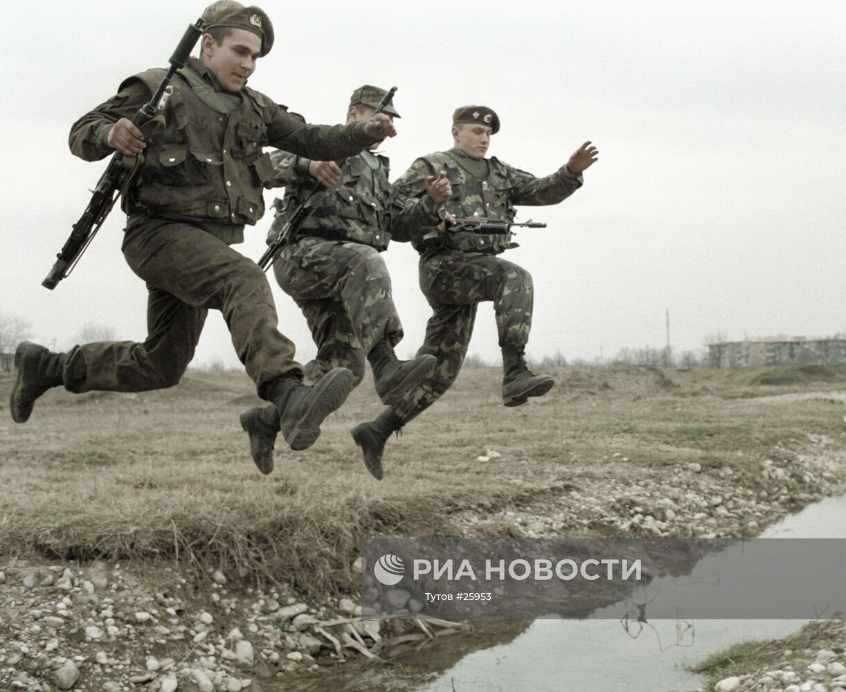 Российский солдат бежит