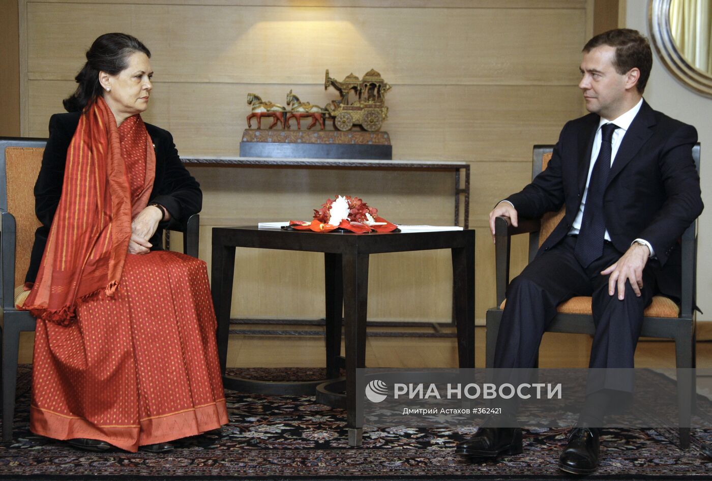 Медведев и Соня Ганди