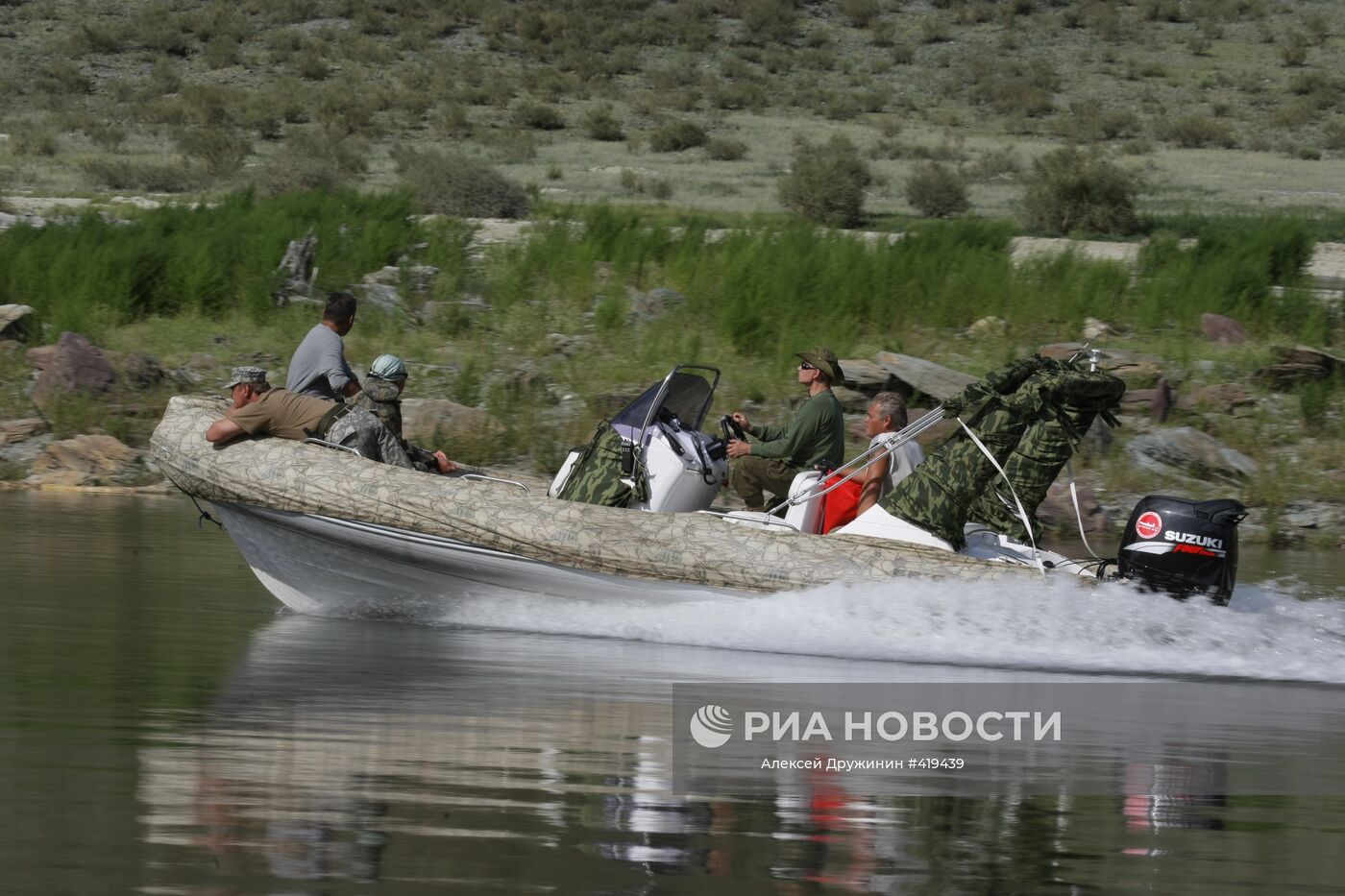 Путин на рыбалке в лодке