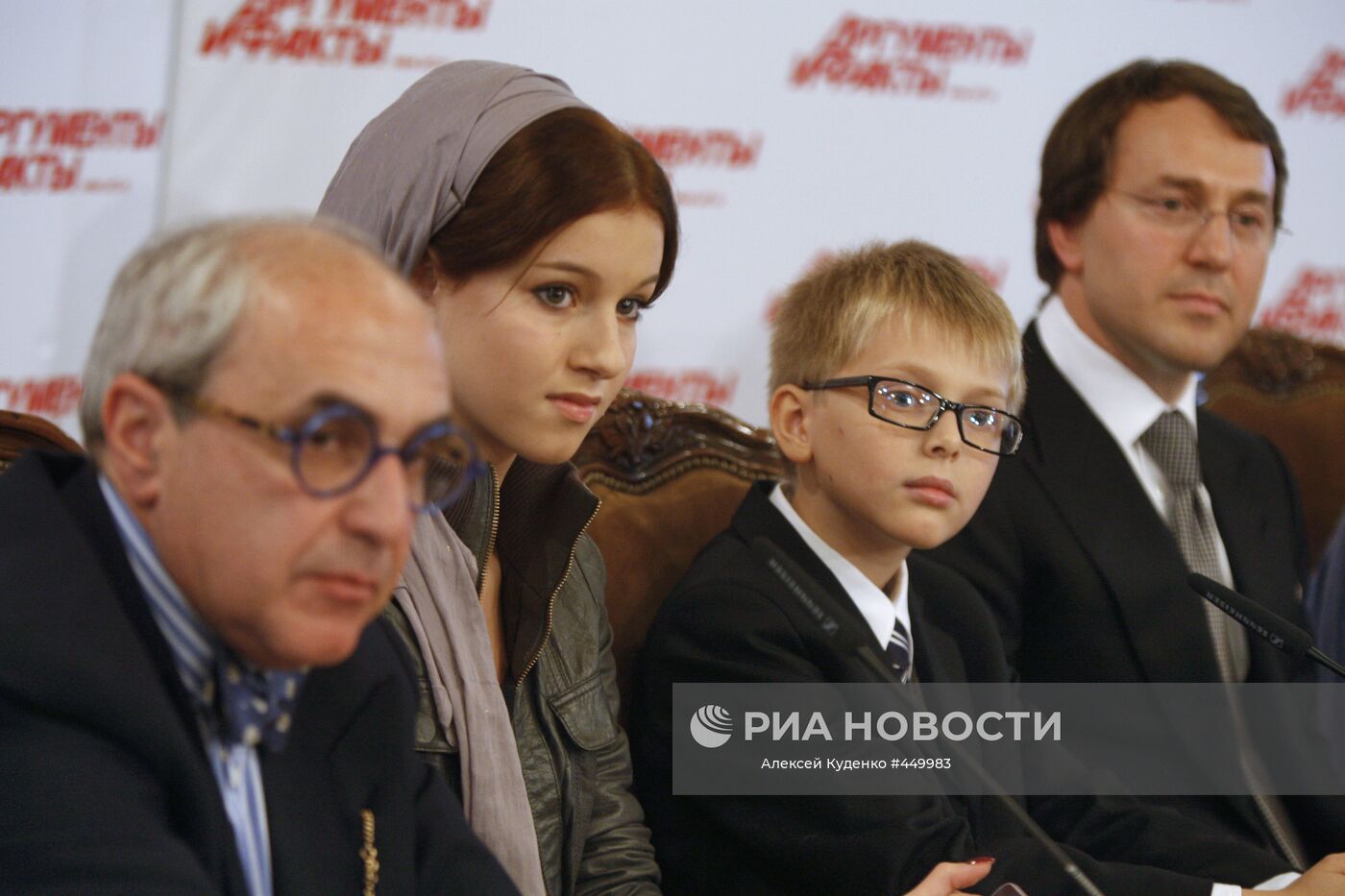 отец дени байсарова и его семья фото