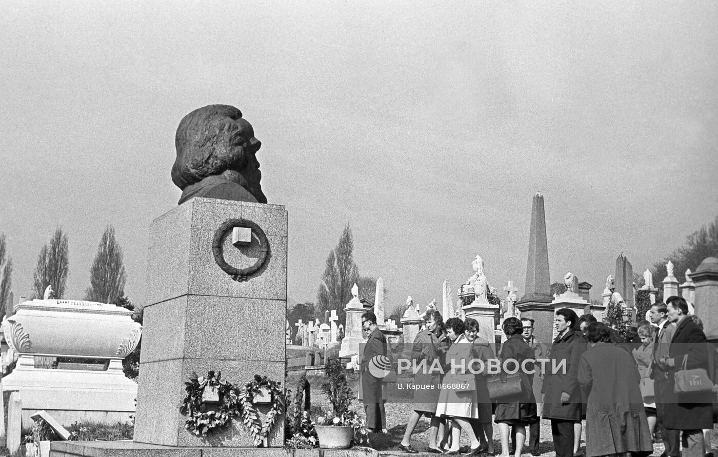 Могила Карла Маркса в Лондоне | РИА Новости Медиабанк